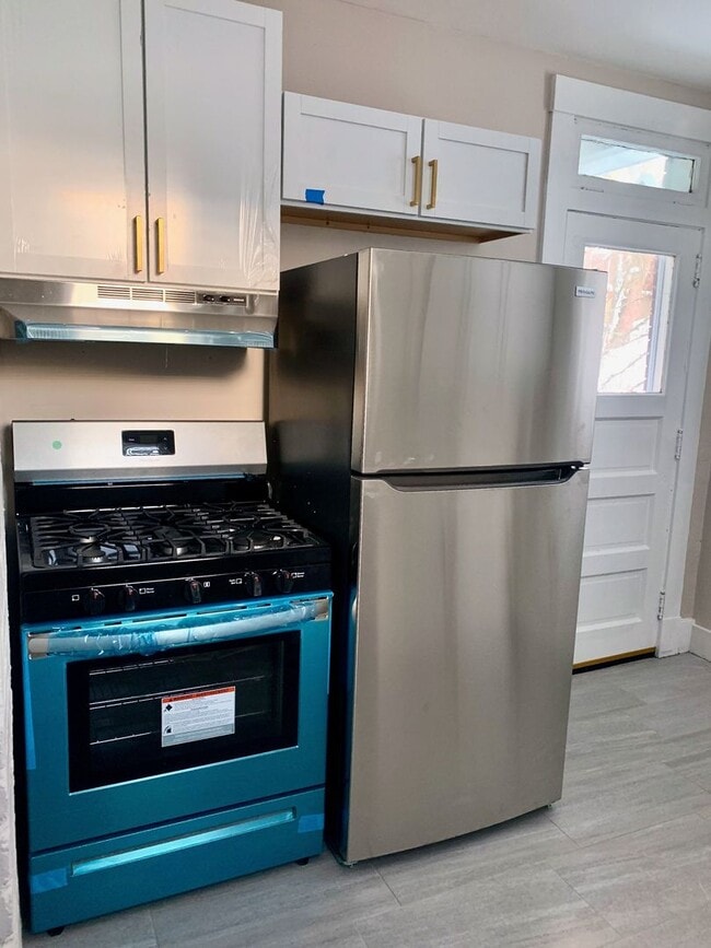 Building Photo - *** Charming Dormont Duplex Three Bedroom * Walk to Shops and the T * Pet Friendly * Private Porc...