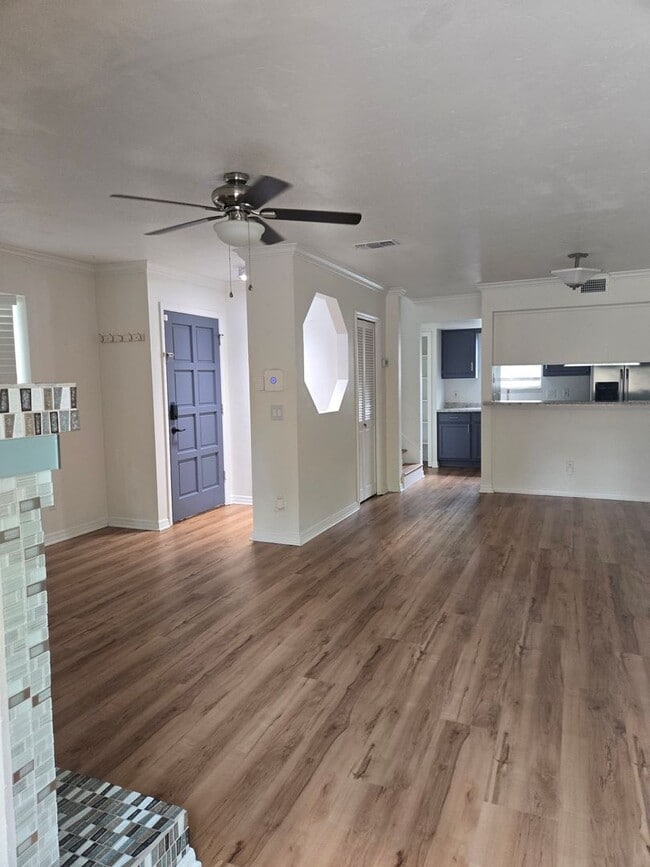 Building Photo - Spacious 2-bedroom, 1.5-bath end-unit townhouse in Carriage House