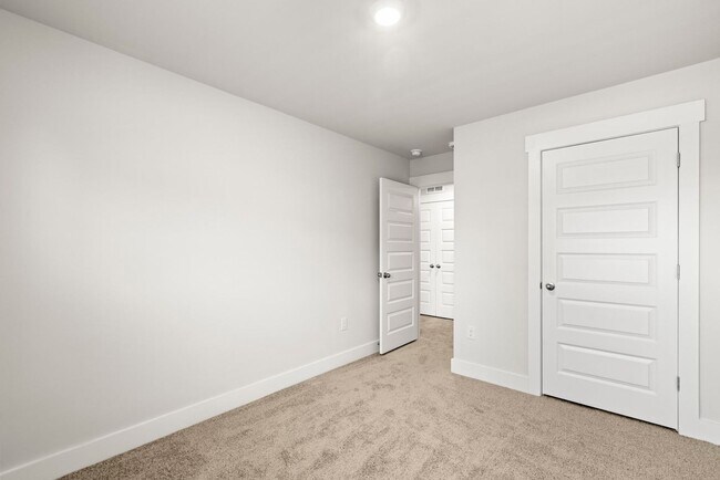 Building Photo - MOVE IN SPECIAL- ONE FREE MONTH RENT WITH A LEASE SIGNED BY FEB. 1!!