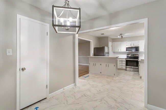 Building Photo - 6602 Indian Lake Dr