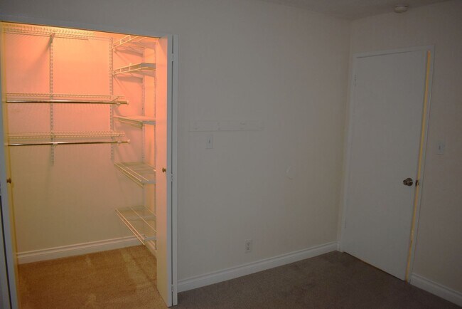 Building Photo - Nice condo unit with a community pool, cen...