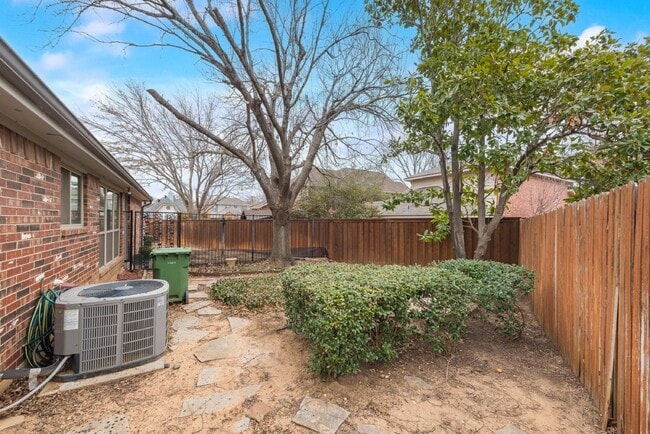 Building Photo - Garden haven 3 bed 2 bath home in H-E-B school district