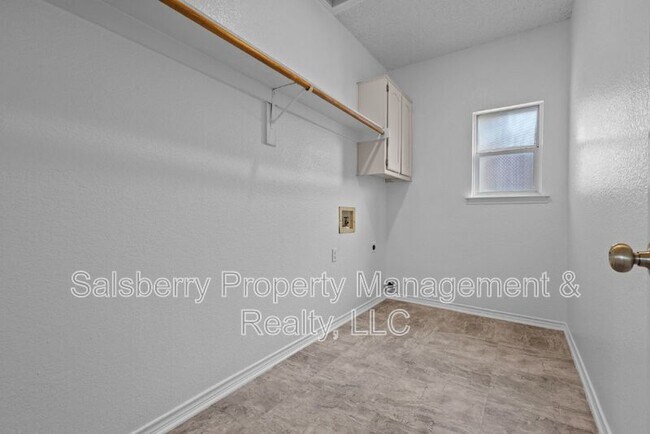 Building Photo - 1105 Hall Dr