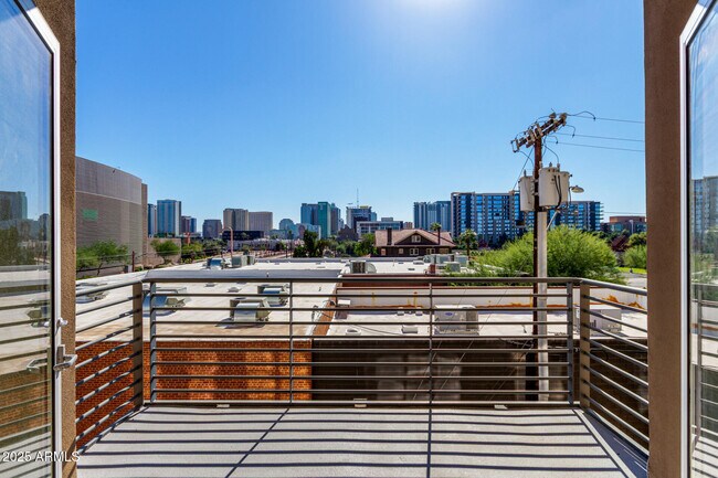 Building Photo - 1326 N Central Ave