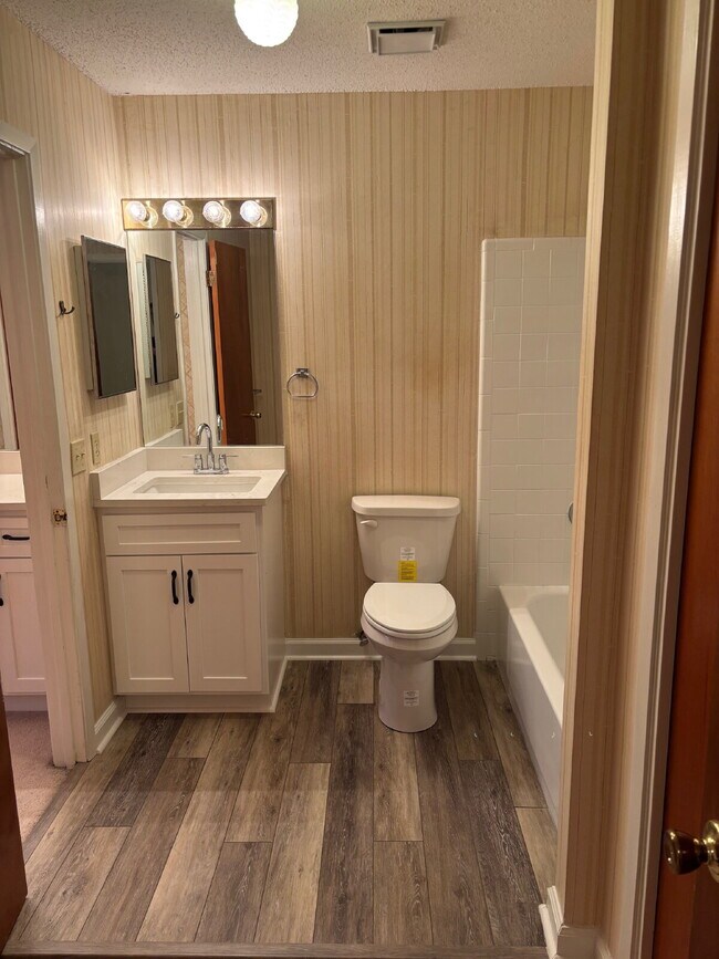 Building Photo - "Charming 2-Bedroom Townhouse in Mary Esth...