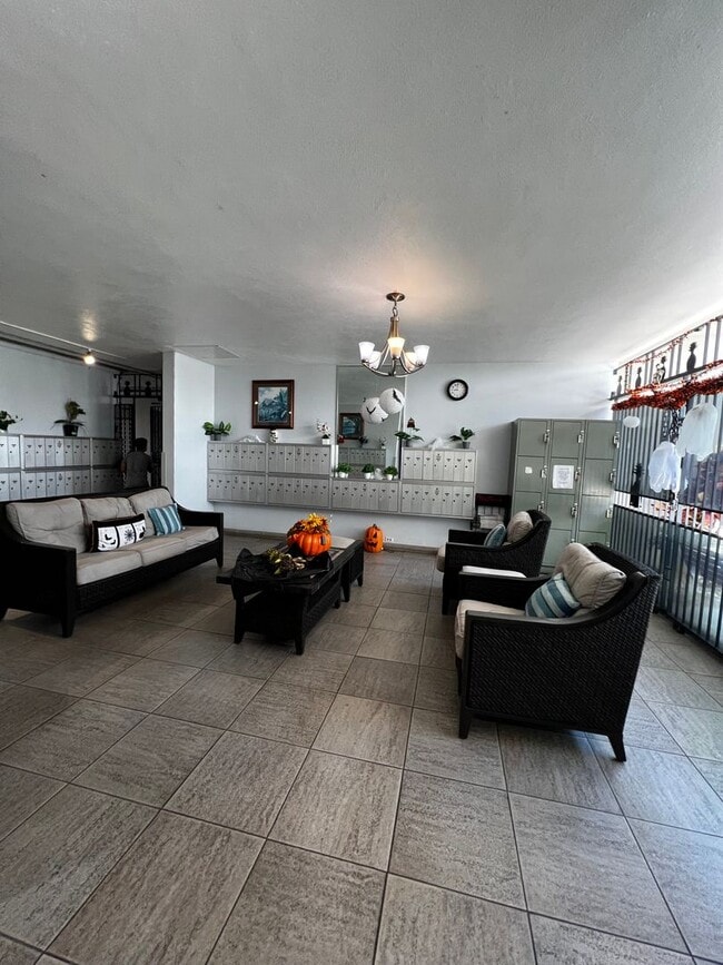 Building Photo - Studio unit at Holiday Manor AVAILABLE SEP...