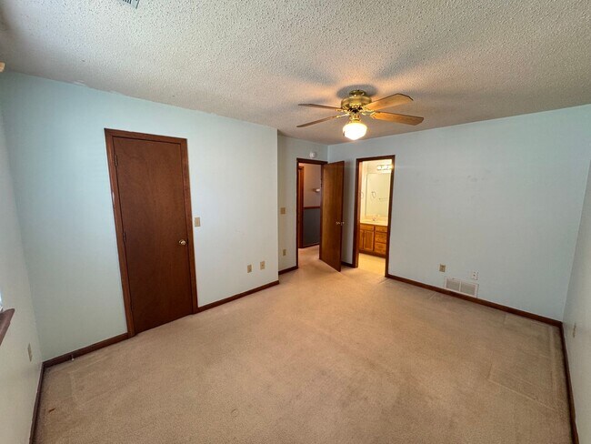 Building Photo - Comfortable Living