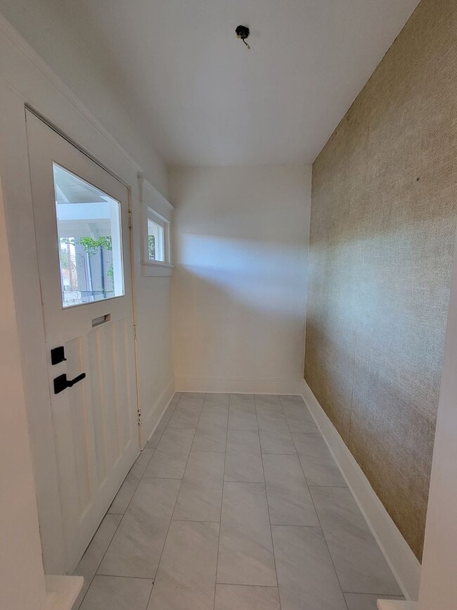 Building Photo - Don’t Miss This! Spacious 2 Bed, 2 Bath in North Portland