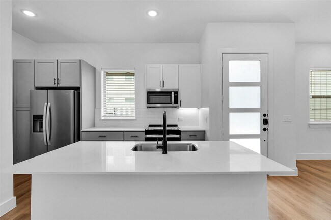 Building Photo - 1511 Forward Dr