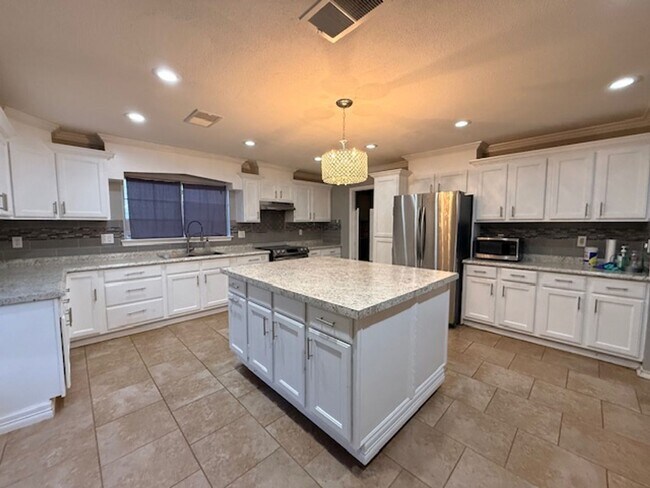 Building Photo - 4 Bedroom 2 1/2 Bath Plus Office Near 151 & Ingram