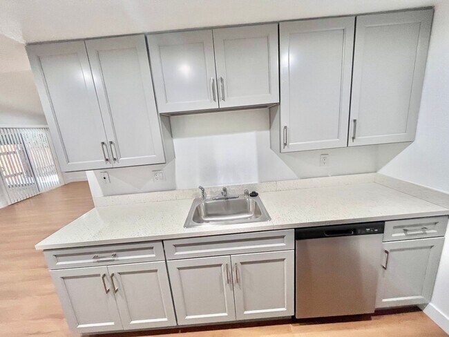 Building Photo - Newly Remodeled Duplex for Rent in Central Davis