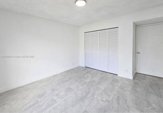 Building Photo - 1465 Lake Crystal Dr