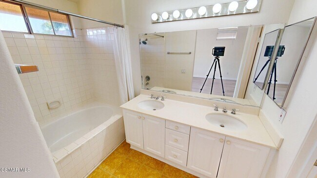 Building Photo - 4862 Martona Dr