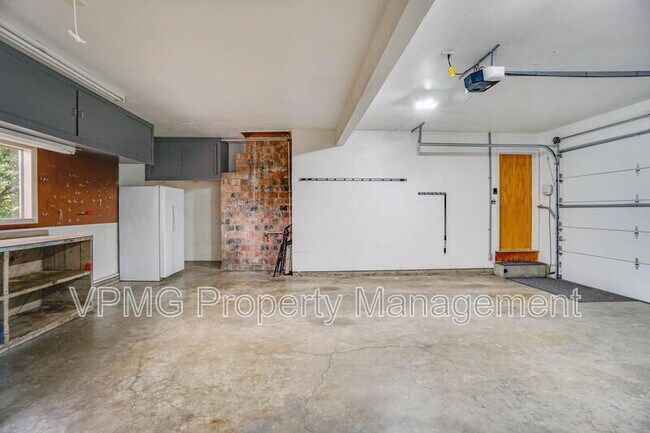 Building Photo - 6904 NE 70th St