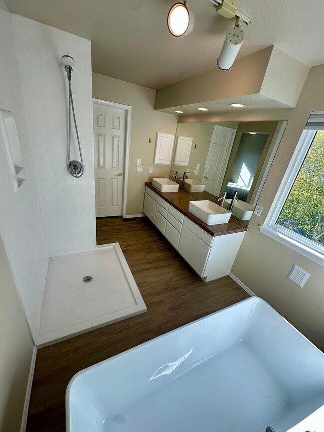 Building Photo - Beautifully Updated 5-Bedroom Home Near Ut...