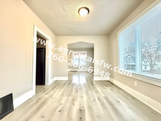 Building Photo - 2 Bedroom House