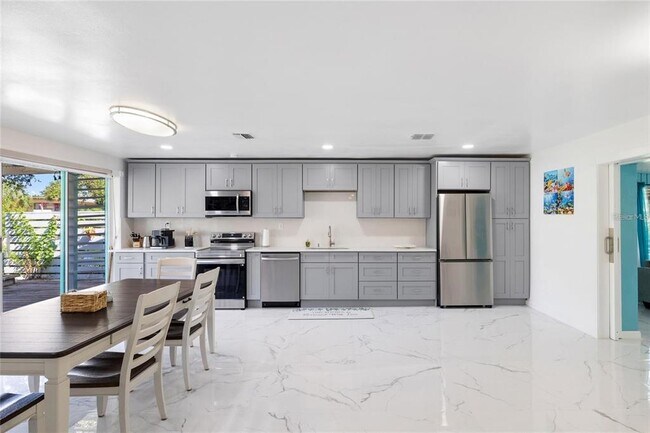 Building Photo - 8825 Oak St