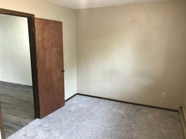 Building Photo - 1 bedroom with a Garage!!, Recently Remode...