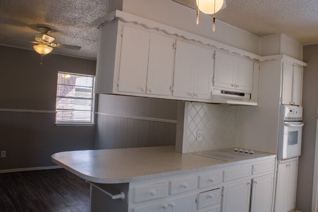 Building Photo - Cute, Clean and Central 3 bedroom 2 bathroom