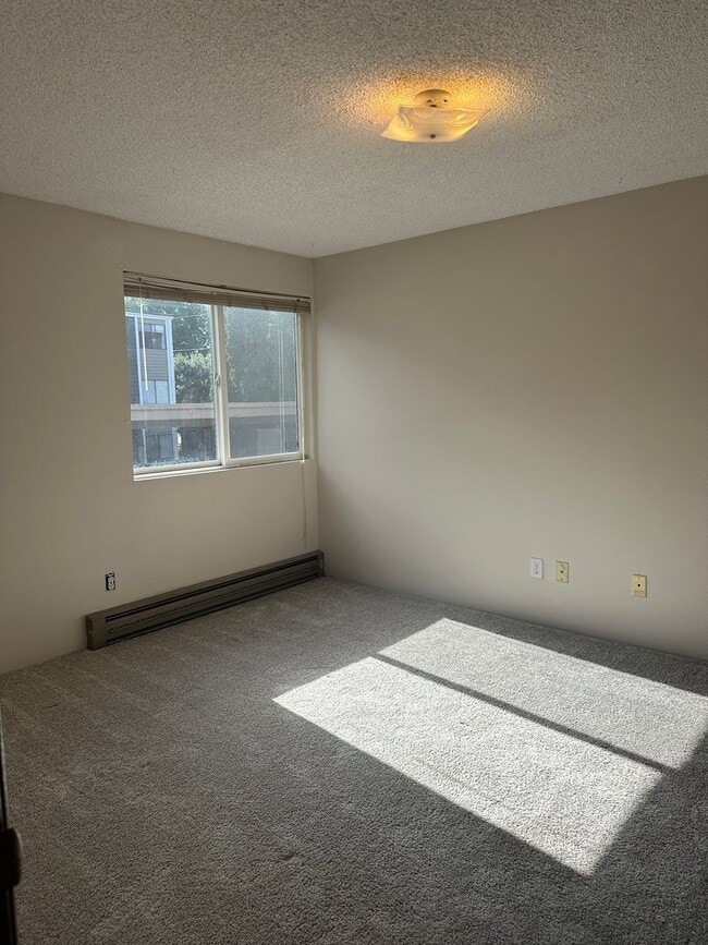 Building Photo - First Full Month Free Rent! Classic 2 Bedr...