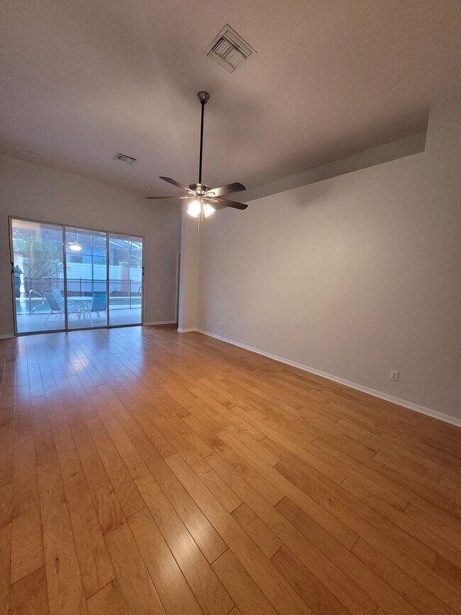 Building Photo - Amazing Renovated 4 bed 3 bath in Davenport