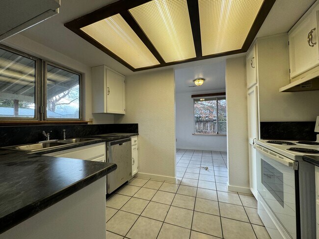 Building Photo - 3-bedroom, 2-bath in Sutherlin