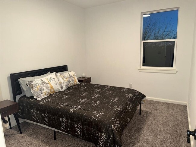 Building Photo - 573 S Fretz Ave