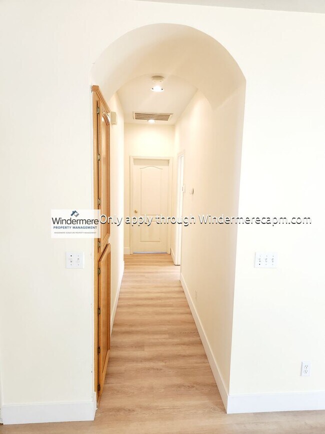 Building Photo - Bright 3 bedroom, 2 bath in Gated Community of Bentley Square!