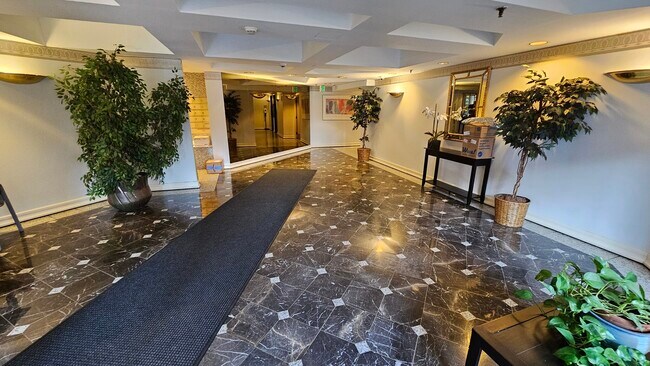 Primary Photo - 1933 Commonwealth Ave