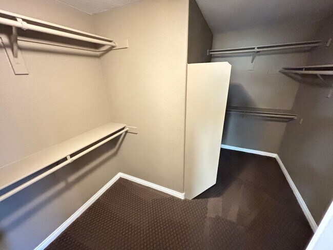 Building Photo - Beautiful 2Bed/2Bath Condo located in the ...