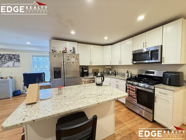 Building Photo - 23 Higgins St