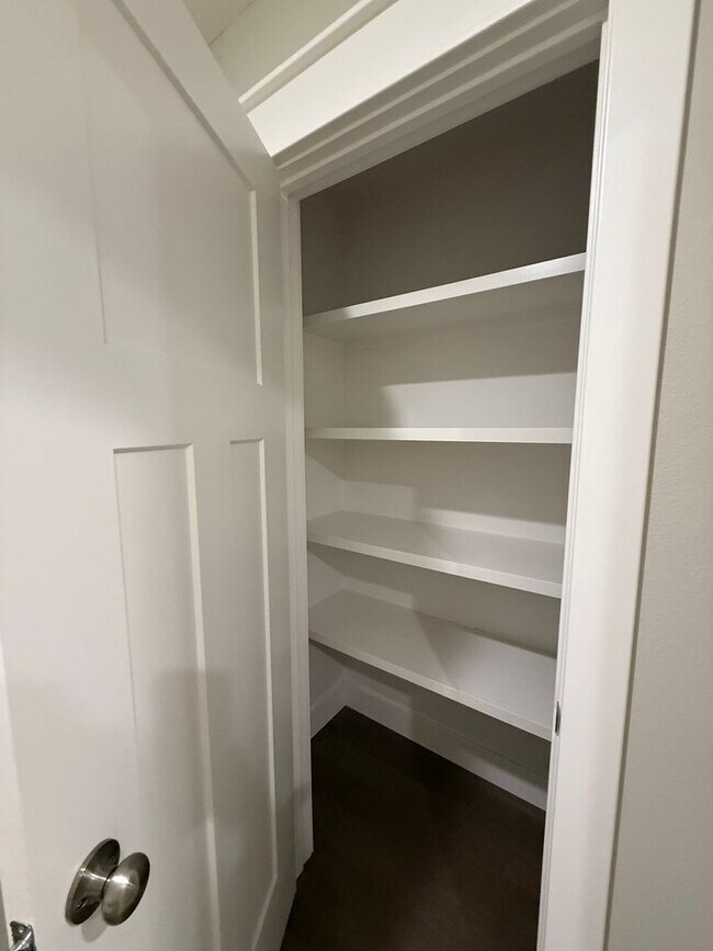 Building Photo - ****MOVE-IN SPECIAL**** Gorgeous 4Bedroom ...