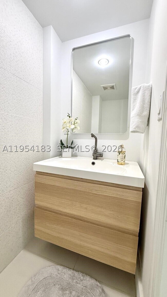 Building Photo - 6917 Collins Ave