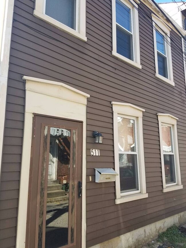 Building Photo - Super Convenient 1 Bedroom in Up & Coming ...
