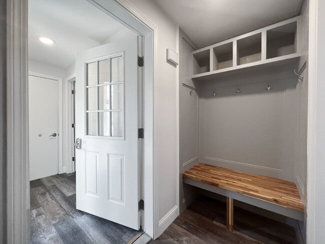 Building Photo - Gorgeous and newly renovated townhouse-sty...