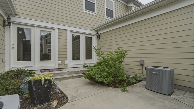 Building Photo - 4 Bedroom Townhome in Daybreak!!