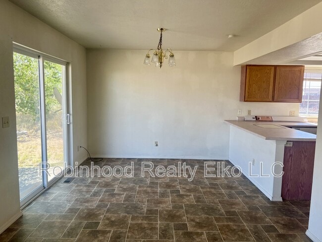 Building Photo - 132 Flora Pl