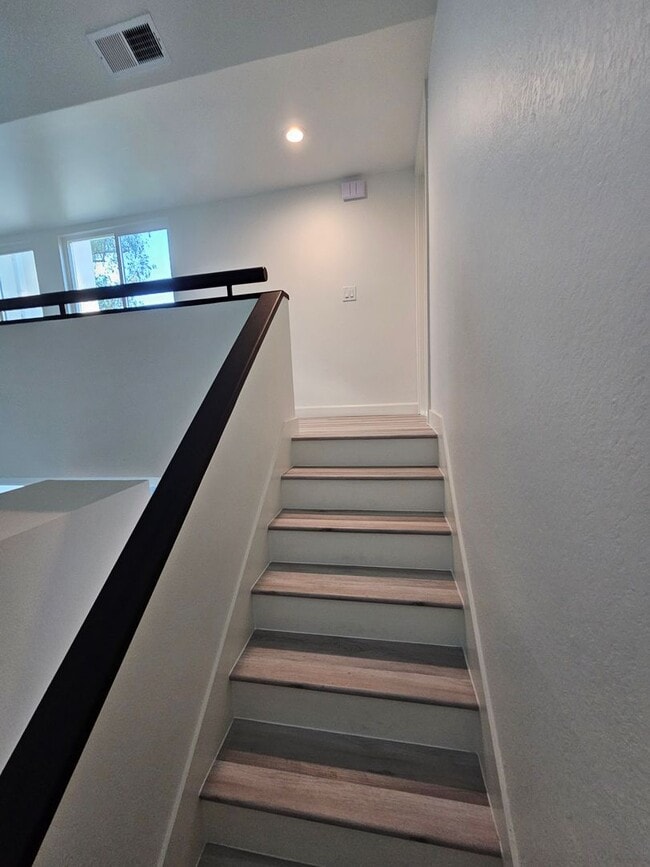 Building Photo - Gorgeous PRIVATE GATED COMMUNITY 3 Bed/2.5 Bath Townhome in Terrace Hills - San Jose