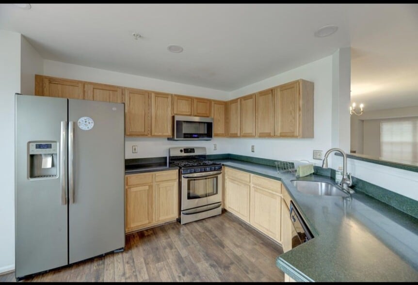 Large Kitchen - 6942 Malachite Pl