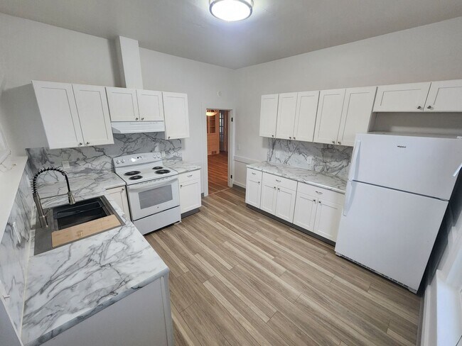 Building Photo - 350 SW State St