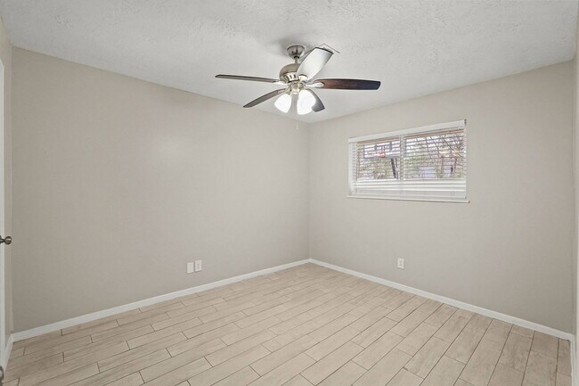 Building Photo - 105 Navajo Dr