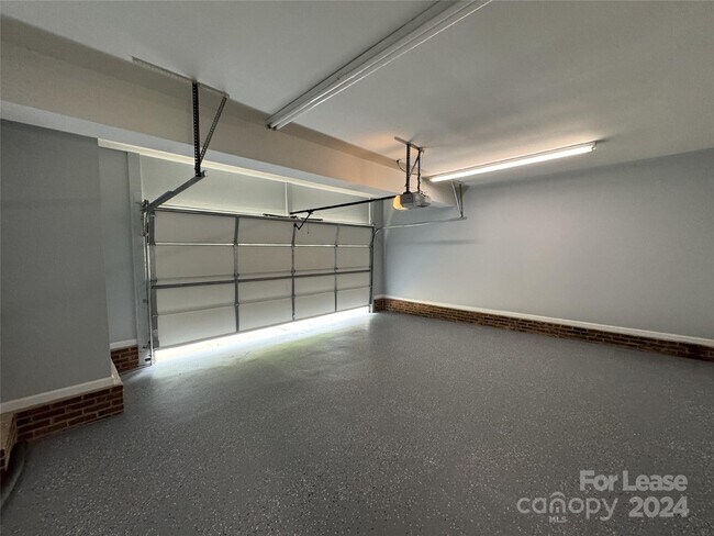 Building Photo - 129 Southhaven Dr