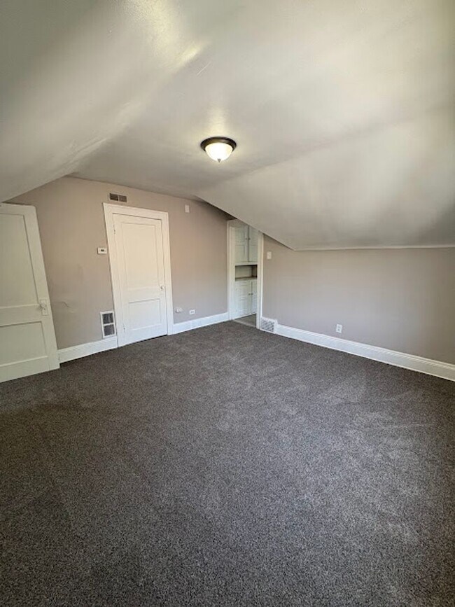 Building Photo - Pondview Triplex 360 Holdings