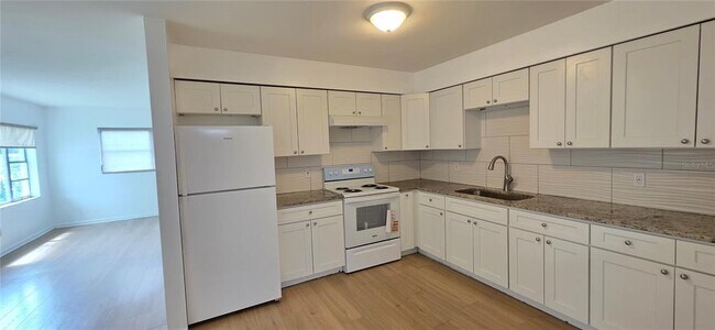 Building Photo - 410 S Oakwood Ave