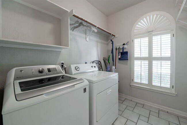 Building Photo - 1303 Red Oak Ct