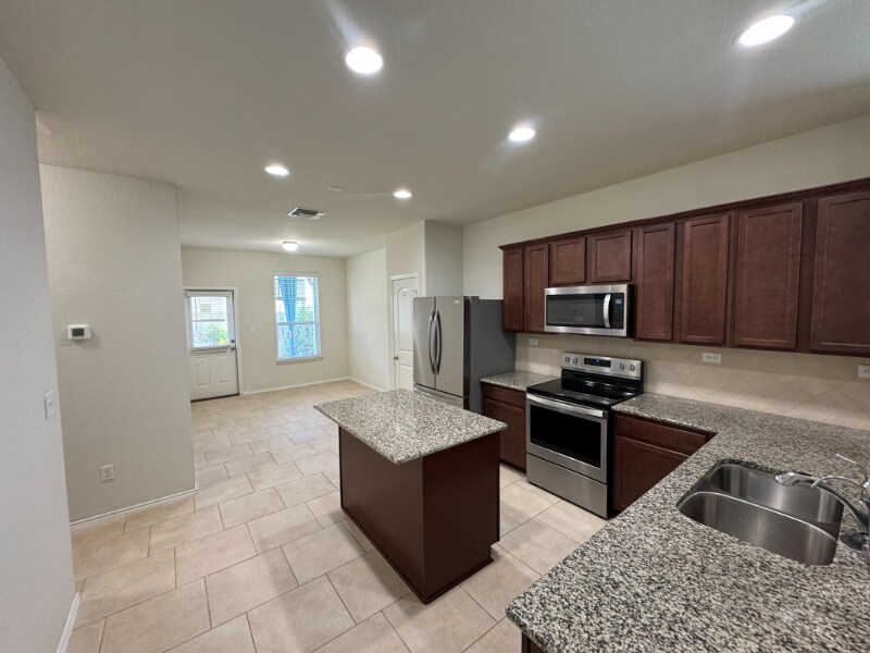 Building Photo - 206 Elderberry