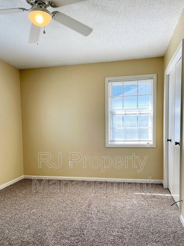 Building Photo - 3235 Foxgate Dr