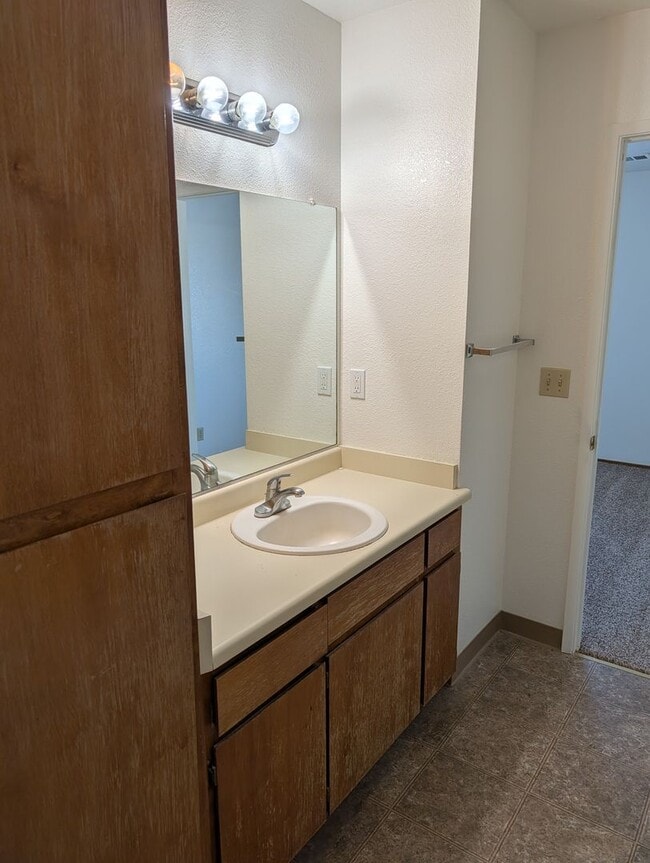 Building Photo - Great Townhouse in Anderson