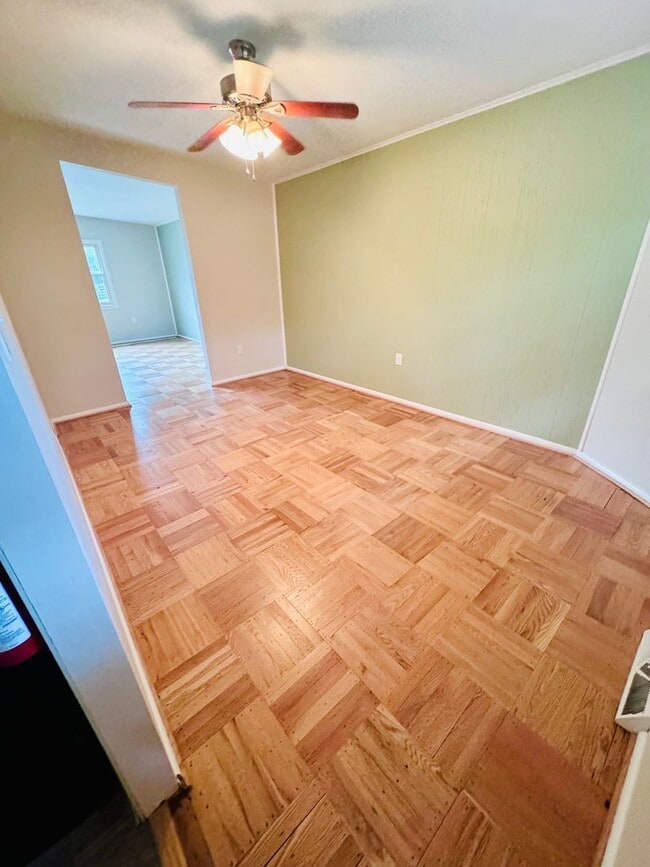 Building Photo - 5 bedroom, 2 bathroom home in Newark