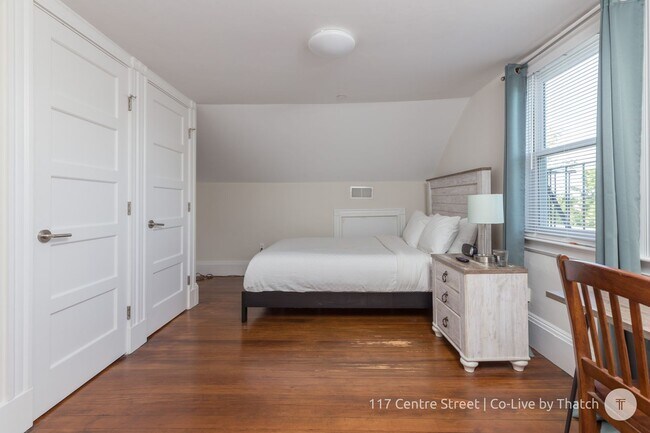 Building Photo - Convenient Location, In-Unit Washer and Dryer, Central Heat/AC, Eat-in Kitchen, Parking for Rent